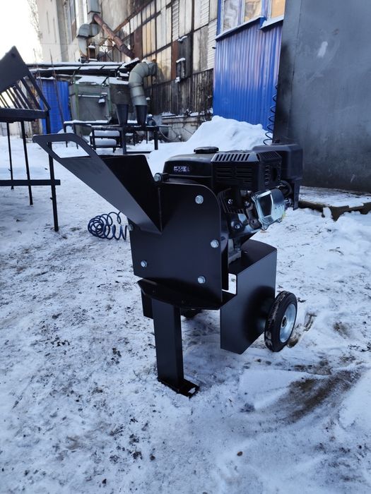 Бензиновий щепоріз Бобер 7 к.с. Подрібнювач гілок.