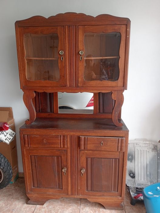 Tenho lote de moveis antigos para venda em bom estado.