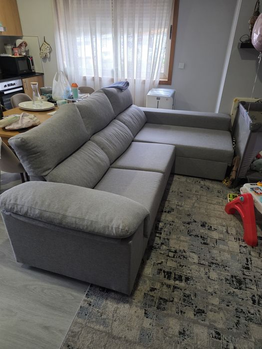 Sofá chaise longue com arrumação e assentos deslizantes