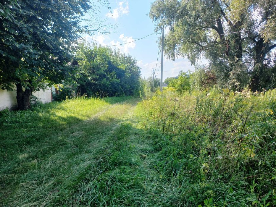 Підлісся, 20 соток з великим фасадом на житловій вулиці