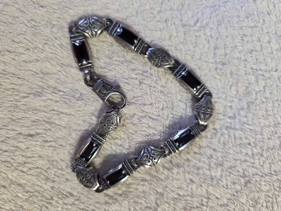 Серебряный браслет мужской с камни.