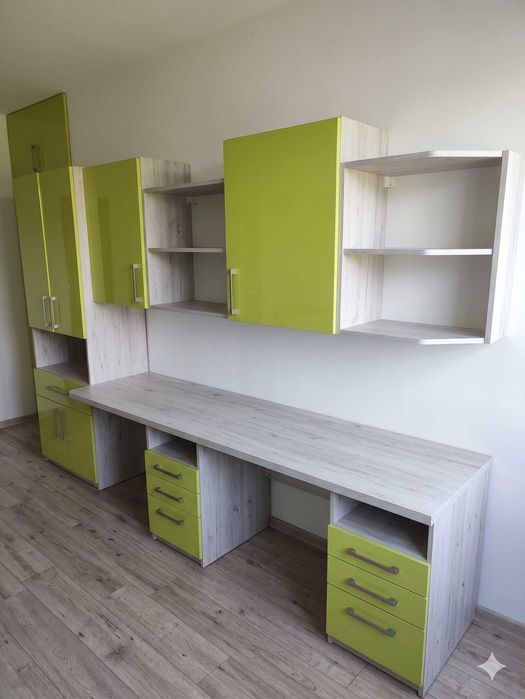 Komplet mebli z zielonymi frontami do pokoju młodzieżowego