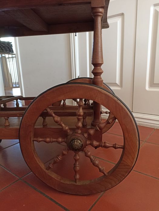 Mesa de bar em madeira