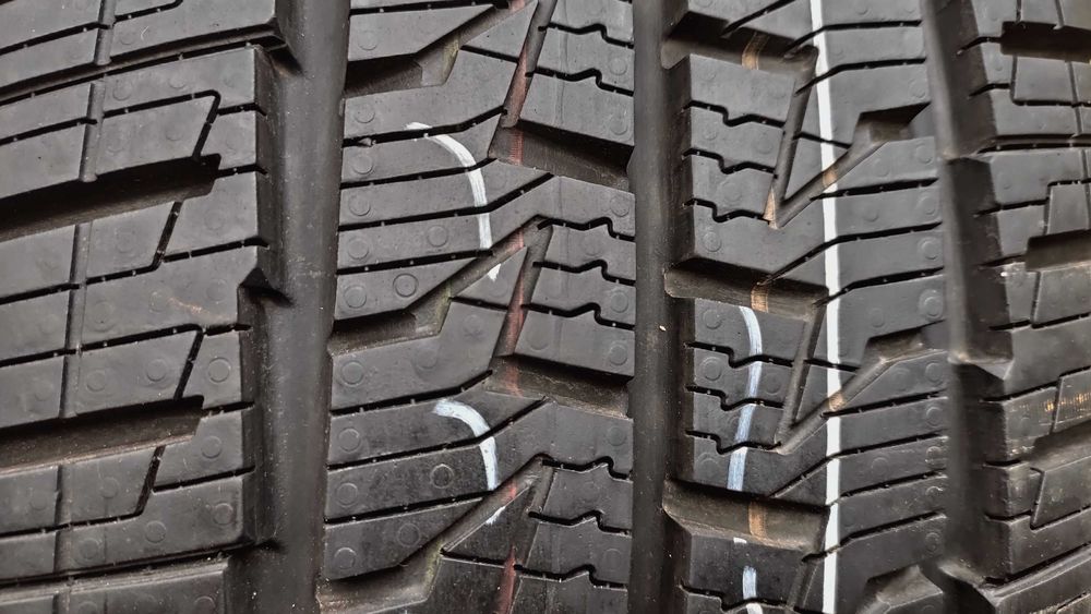 Шини 225/70R15C Continental. стан нових Всесезонні