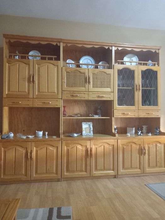 Vendo mobília de quarto de casal 100€ cada quarto e vendo,  mobília de sala com mesa que abre e tem 6 cadeiras 200€