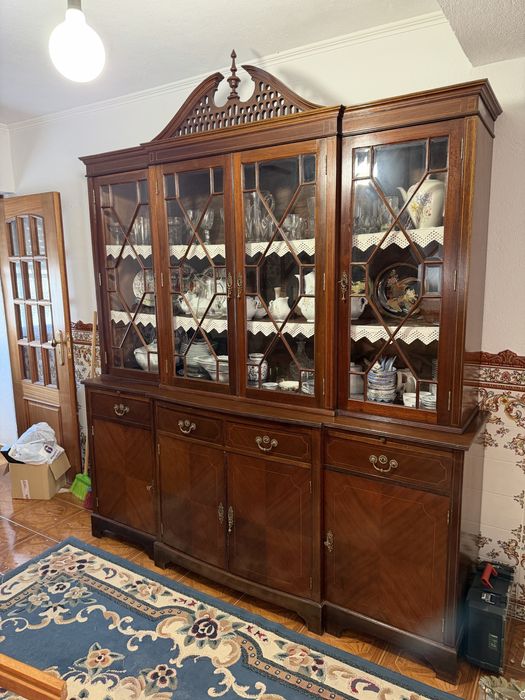 Movél Cristaleira / Louceiro de Sala em Mogno