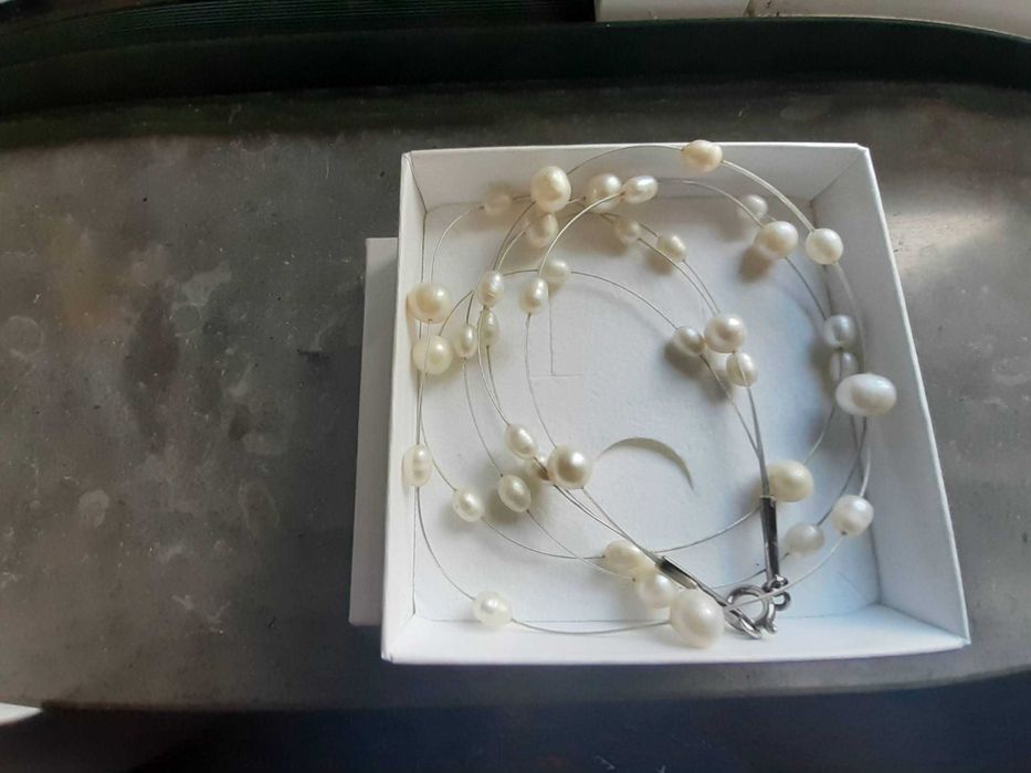 Fio com 3 filas pérolas e fecho em prata, Nunca usado