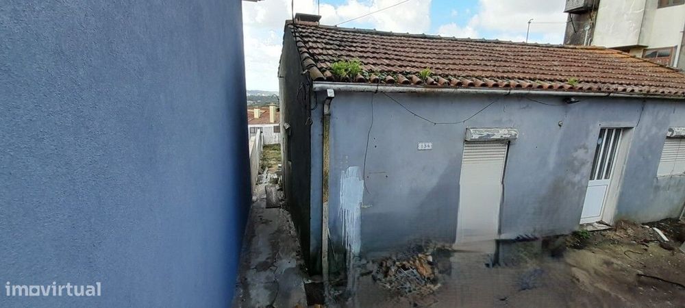 Moradia T3 p/ Reconstruir em Arrifana
