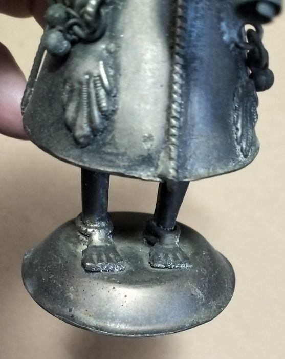 Estatueta em metal parece prata sem marcas. (ver desconto no texto)