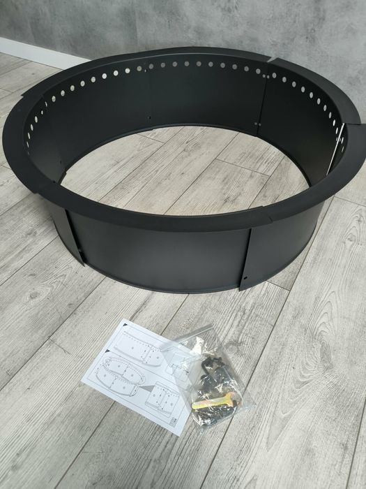 Nowy metalowy pierścień paleniskowy