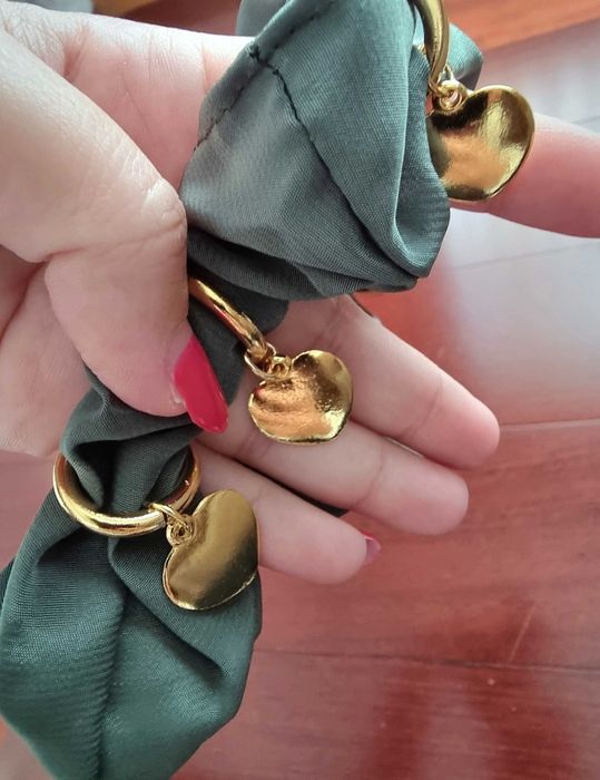 Elástico de cabelo verde com corações dourados - nunca usado