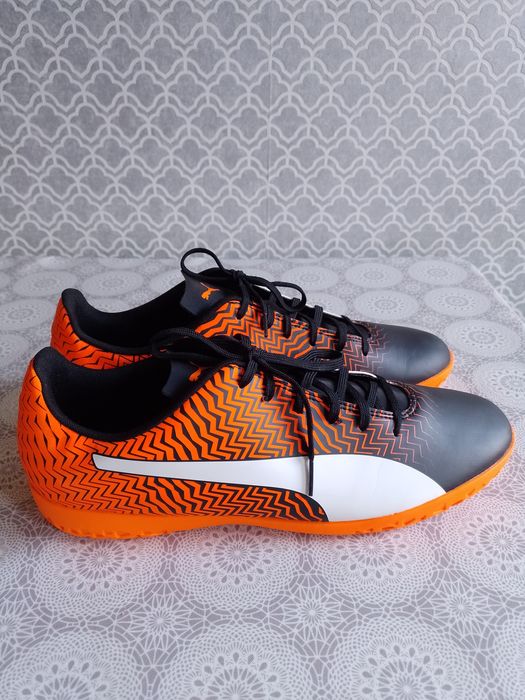 Sprzedam buty Puma do piłki nożnej.