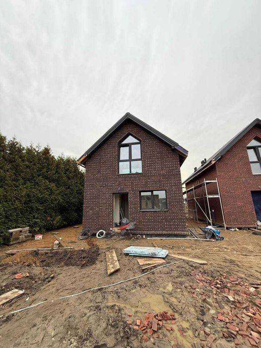 Stylowy dom z cegły klinkierowej w zabudowie wolnostojącej