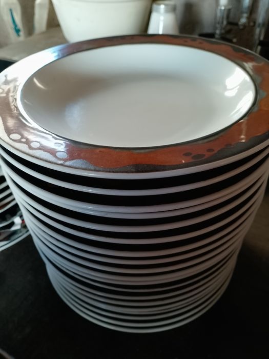 Talerze, kieliszki,kryształy, kubki.