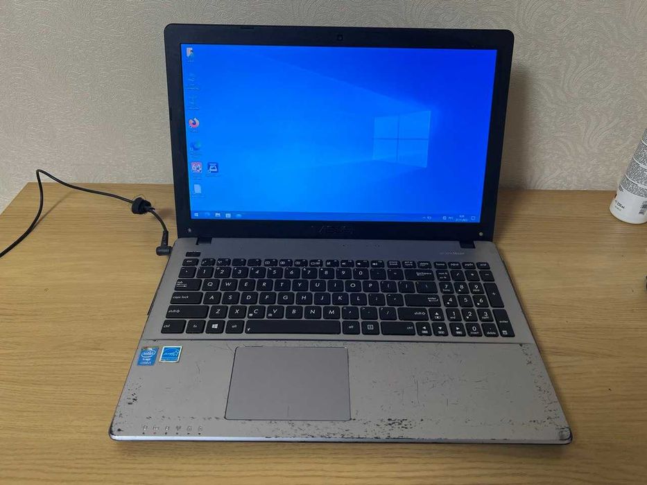 Asus X550L intel core i5-4200U 4Gb HDD700Gb АРТЕФАКТИ на ЕКРАНІ