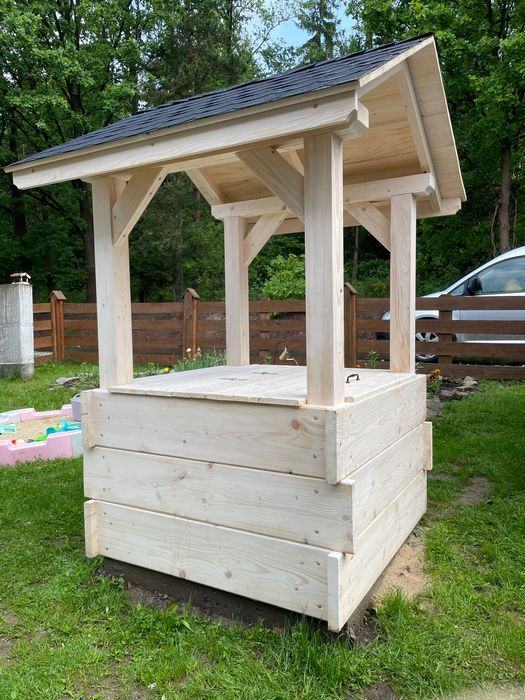 Drewniana obudowa na studnię głębinową