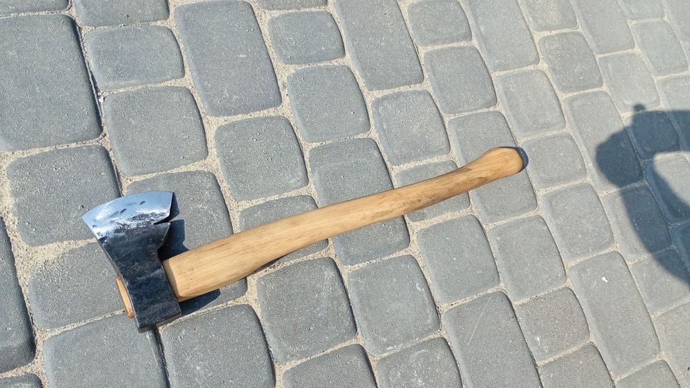 Ręcznie kuta siekiera średnia 1,2kg / 58cm akacja