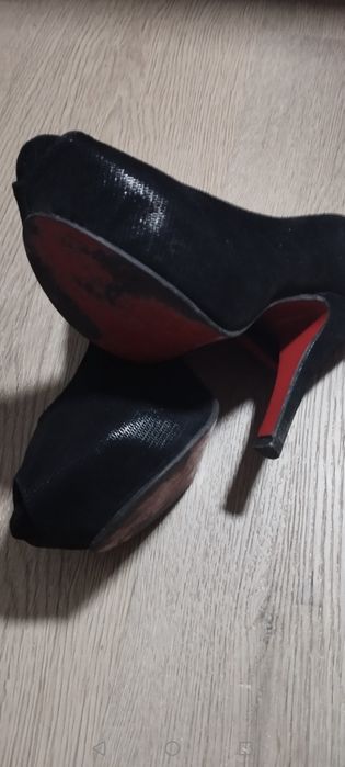 Sapatos pretos brilhantes