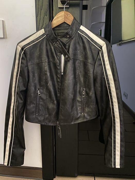 Чорна кожанка bershka