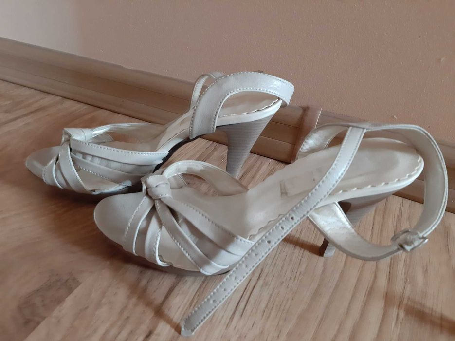 Buty jasne - szpilka