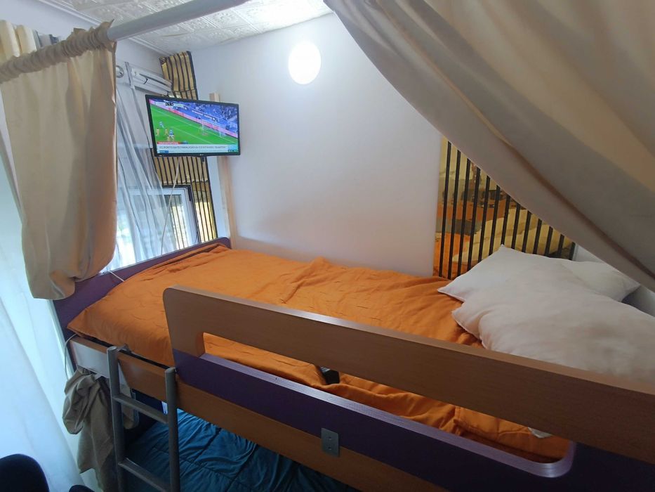 Quarto Individual Privado (Não Partilhado) c/ Beliche, TVs, WiFi, AC e Contrato