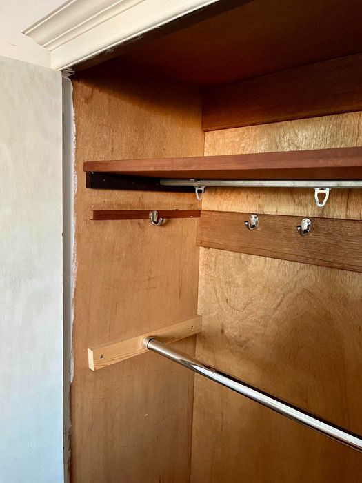 Roupeiro em madeira pintada