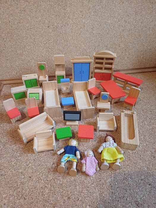 Mobília em madeira para casa de bonecas. Conjunto