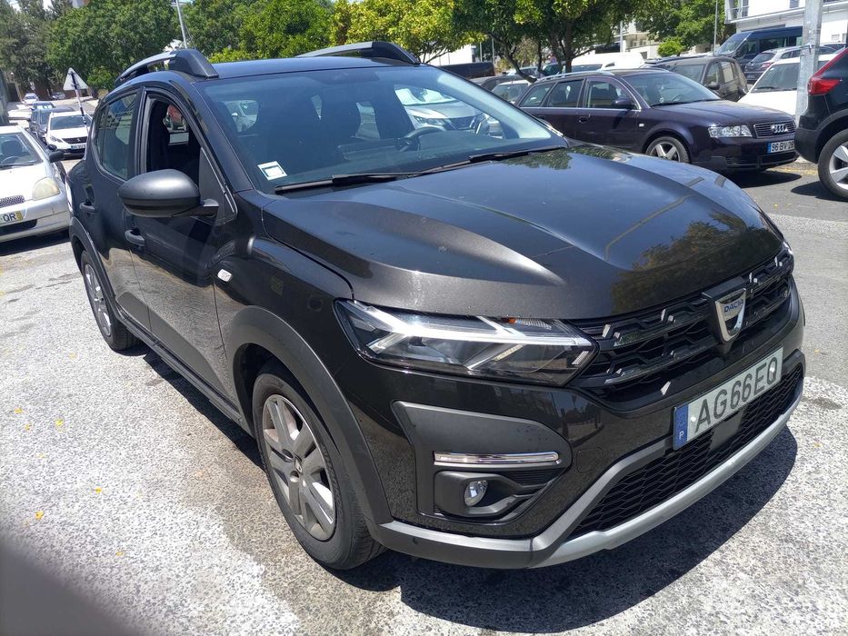 Sandero Stepway de 2021, usado como novo.