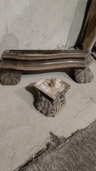 Старі крісла під реставрацію