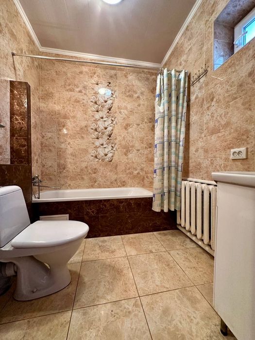 Два будинки у м. Луцьк на ділянці 16 соток