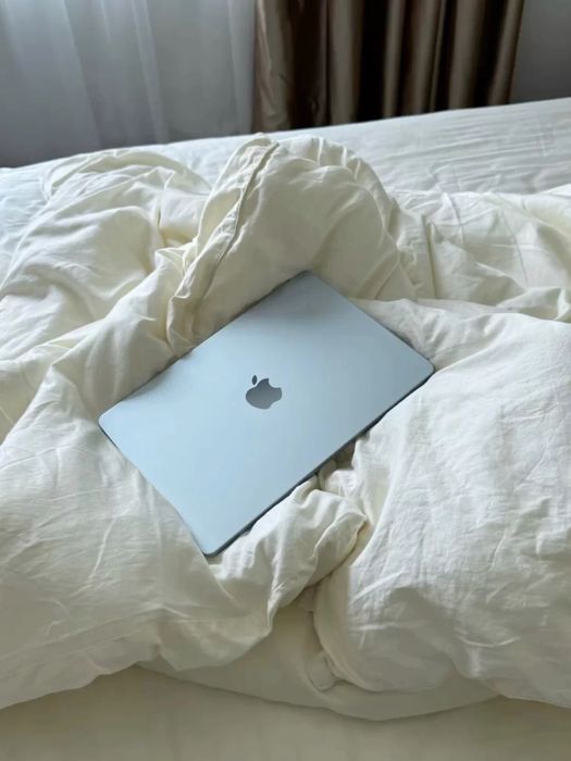 MacBook Air APPLE Azul Céu (13.6'' - Apple M4 10-Core - RAM: 16 GB - 256 GB SSD - 8-Core)