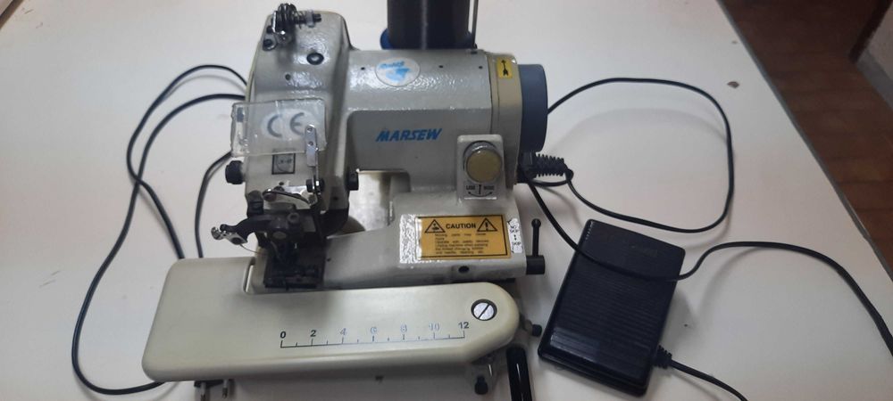 Máquina de bainhas invisíveis