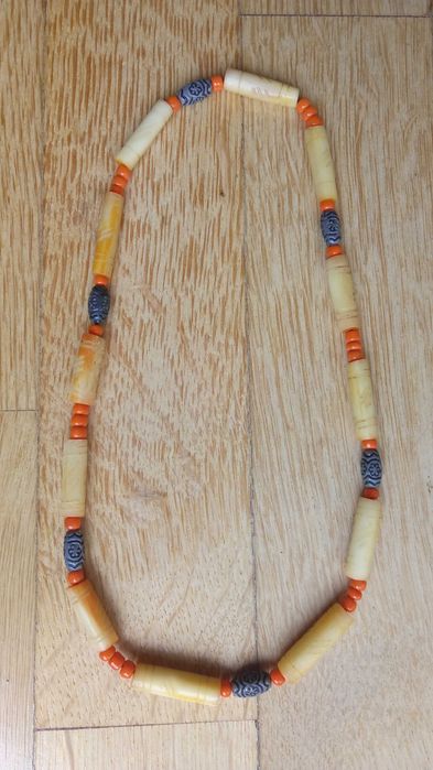 Vários colares a 1 euro cada à escolha