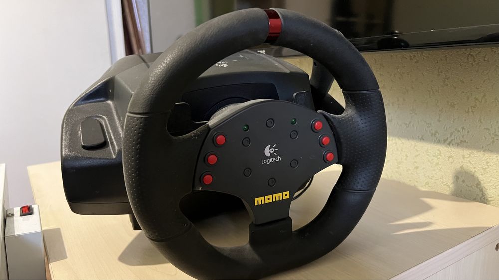 Руль с педалями Logitech