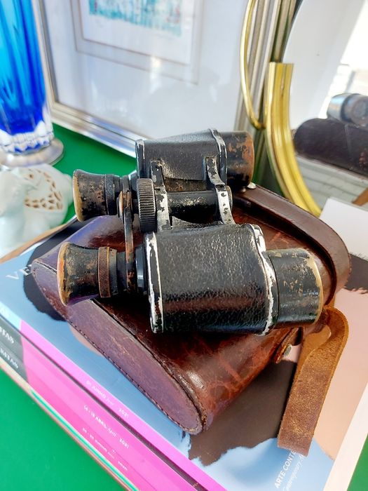 Binóculos antigos com bolsa em pele