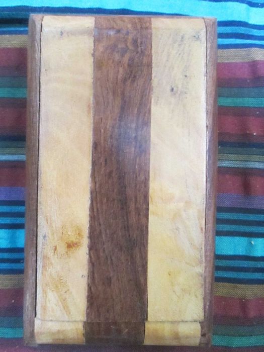 Bonita cigarreira em madeira com decoração de folhas em metal