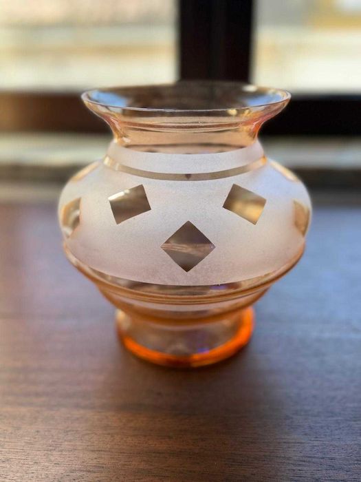 Vaso Antigo Art Deco em Vidro Rosa com Losangos Transparentes