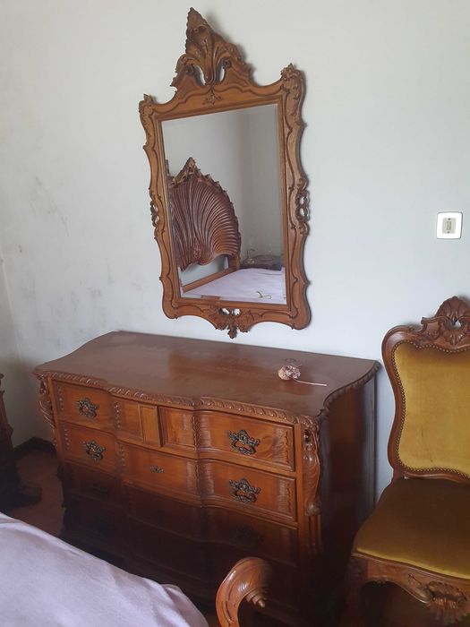 Diversos móveis antigos