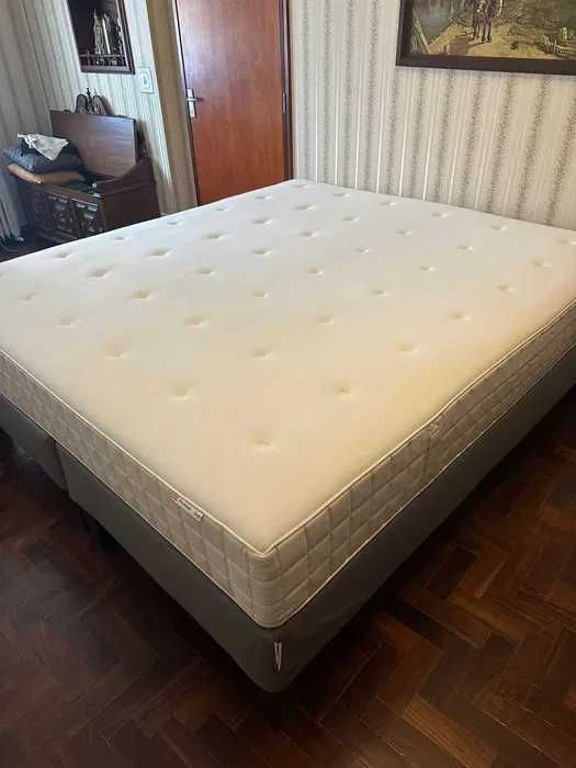 Cama Ikea de casal larga com colchão de molas ensacadas, como nova.
