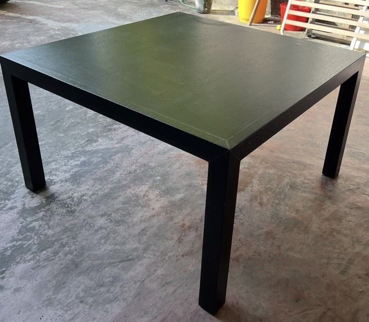 Mesa quadrada em Wengé