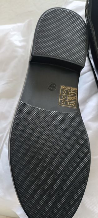 Sapatos pretos novos