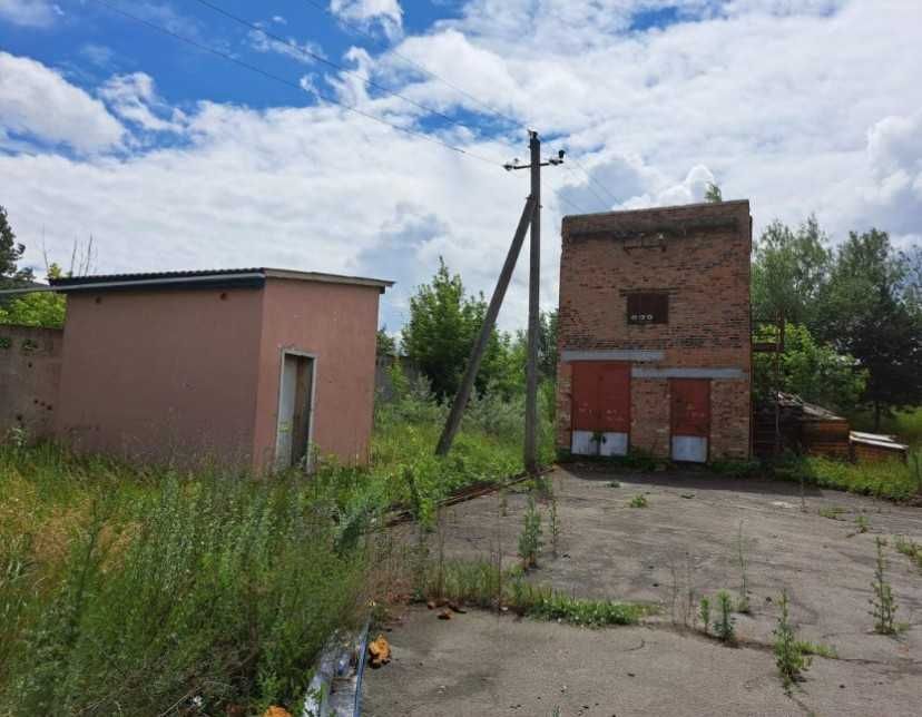 Комерційне приміщення з територією 67 сот земля у власности