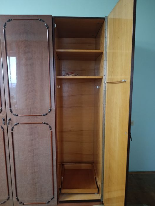 Продам 3- х дверну шафу