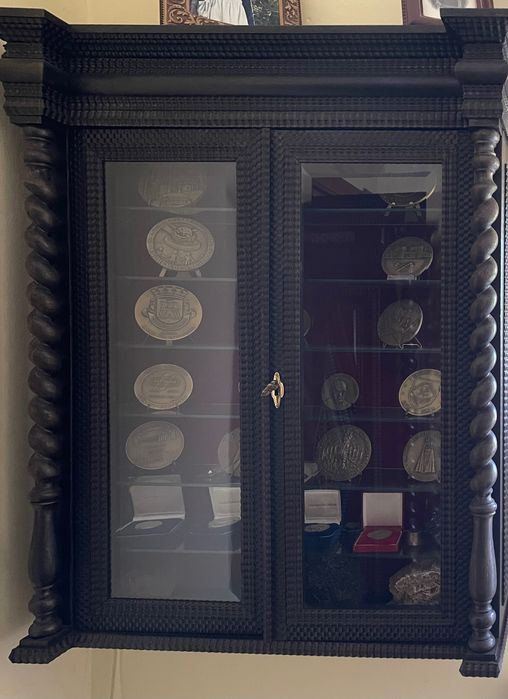 Conj Torcidos e Tremidos:Estante, secretária, móvel suspenso e cadeira