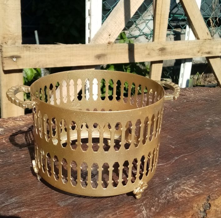 Suporte de vasos em metal dourado trabalhado,
Diâmetro