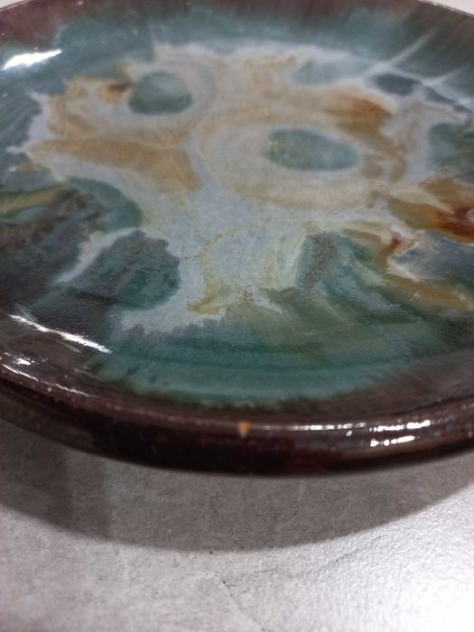 Talerz ścienny, brązowo-zielona abstrakcja, śr. 21 cm, PRL