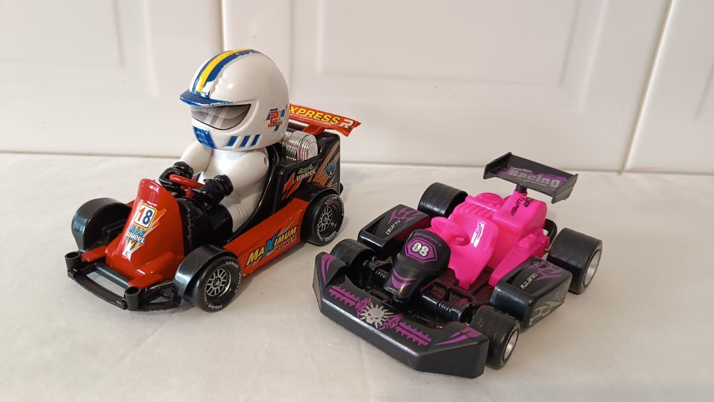 2 carros de Corrida . Bom estado