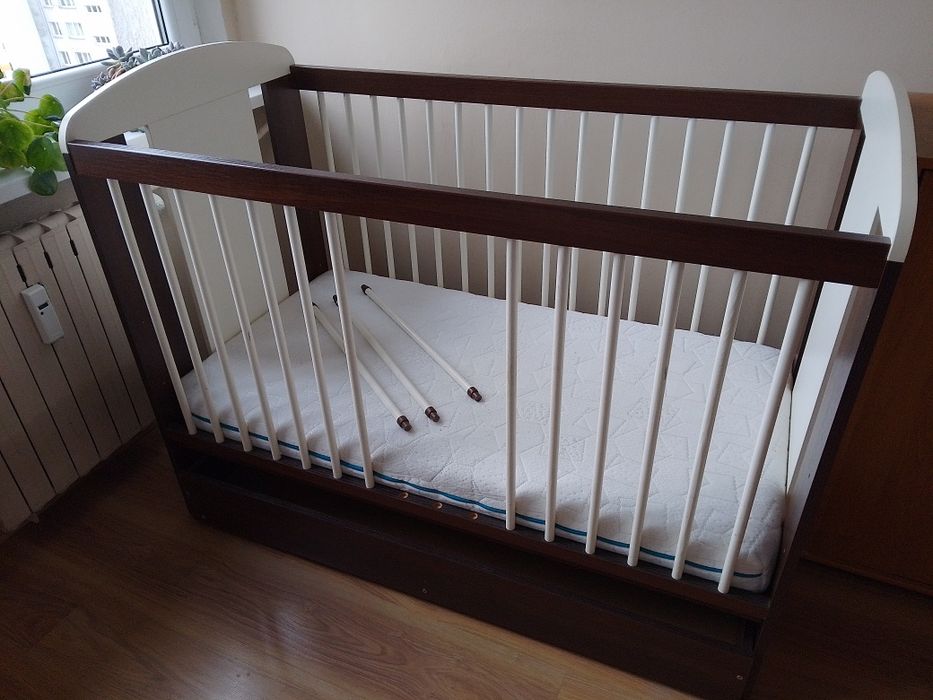 Łóżeczko niemowlęce regulowane Klupś Safari Żyrafka szuflada materac