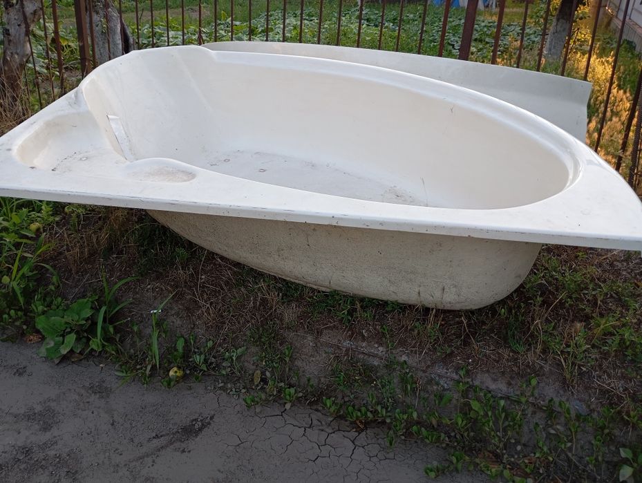 Пластикова ванна в гарному стані