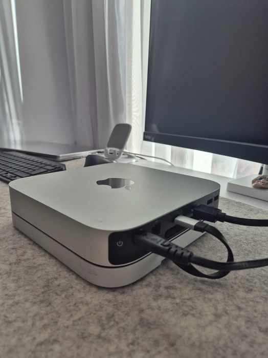 Mac mini M1 (2020) – 16 GB RAM / 256 GB SSD + podstawka z hubem, komplet w oryginalnym pudełku